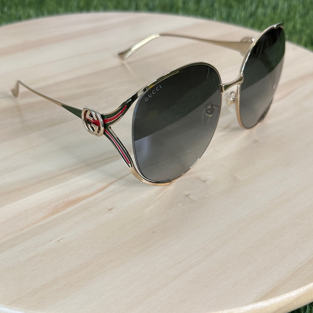 Gucci oversized oval sunglasses with case drawstring bag and cleaning cloth - Picture 5 of 14